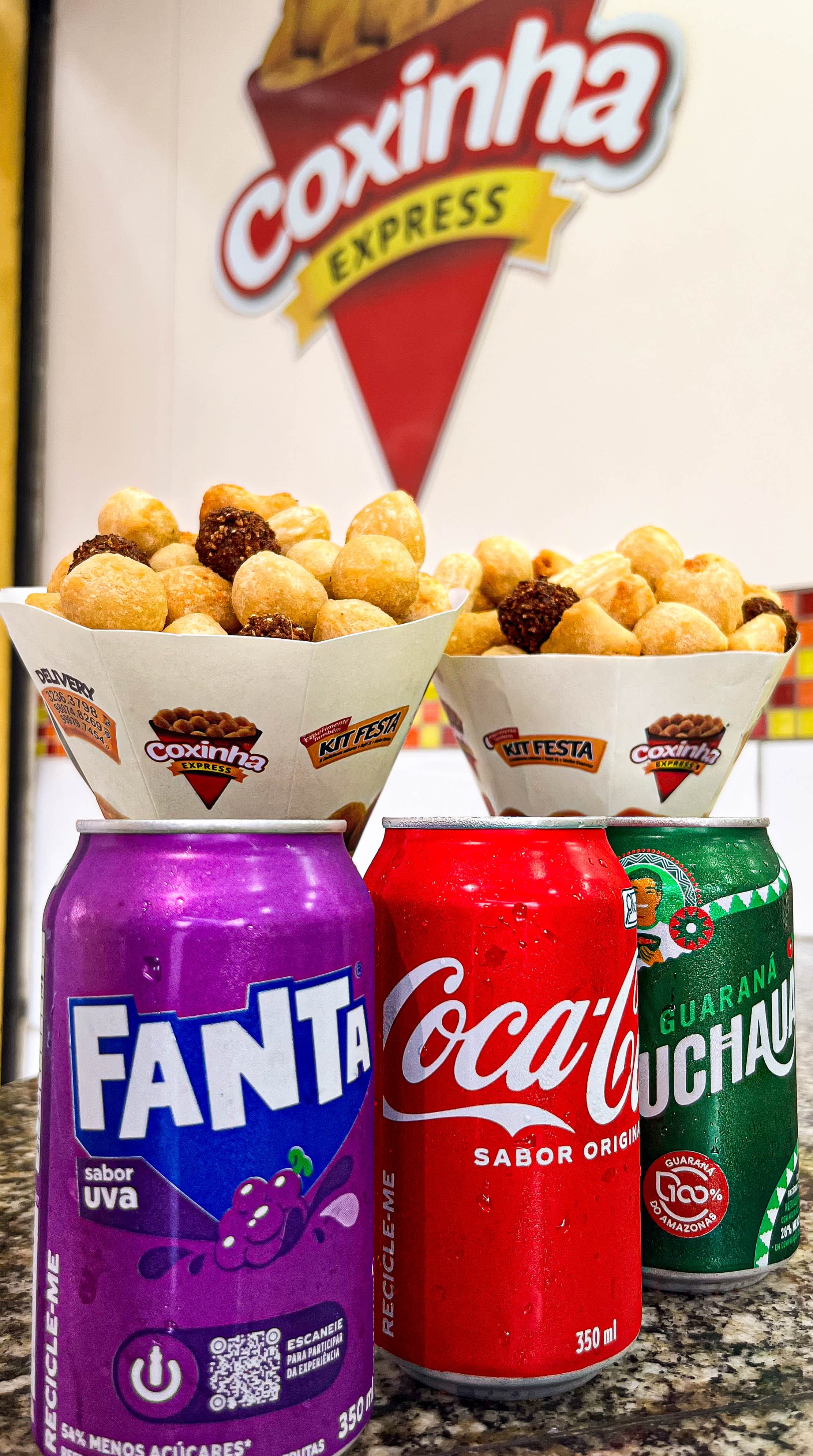 Cones de salgados Coxinha Express com refrigerantes